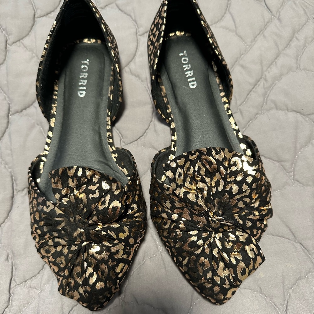 Size 8 double wide Torrid black and gold leopard pointed flats